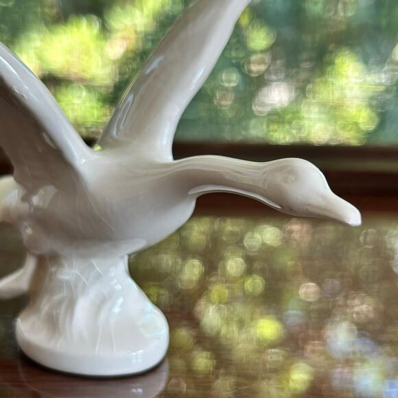 Vintage Ceramic Flying Goose Figurine – White Crackle Glaze – Made in Canada - Picture 2 of 13